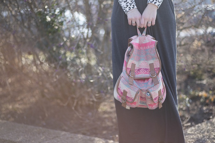 Maxirock_Outfit mit Maxirock_Maxirock kombinieren_Leopulli__Leoparden Pullover_Leo Pulli_Statementkette_Primark_Bleibtreu_Annanikabu_Rucksack_bunter Rucksack_1