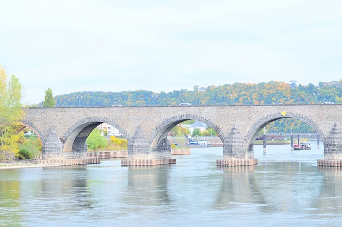 Deutschlandtour_Bullitour_Deutschlandreise_Reise durch Deutschland_mit dem Bulli durch Deutschland_Flitterwochen in Deutschland_Hochzeitsreise durch Deutschland_Andrenach_Koblenz_4 (7786782)