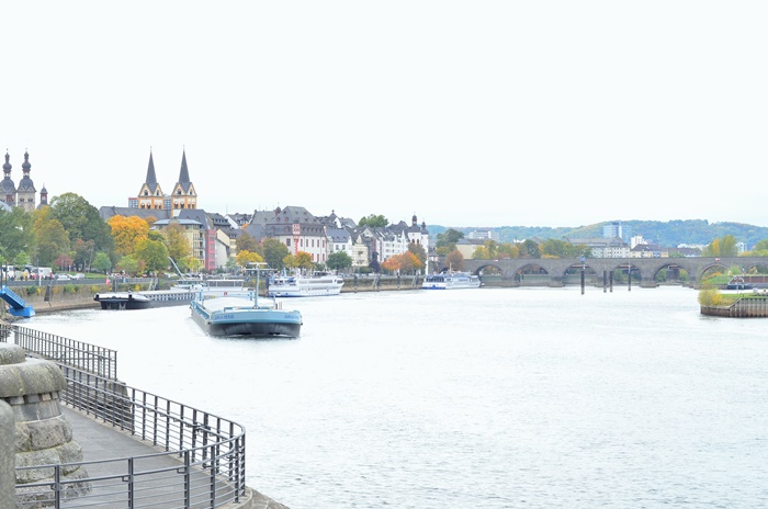 Deutschlandtour_Bullitour_Deutschlandreise_Reise durch Deutschland_mit dem Bulli durch Deutschland_Flitterwochen in Deutschland_Hochzeitsreise durch Deutschland_Andrenach_Koblenz_4 (7786786)