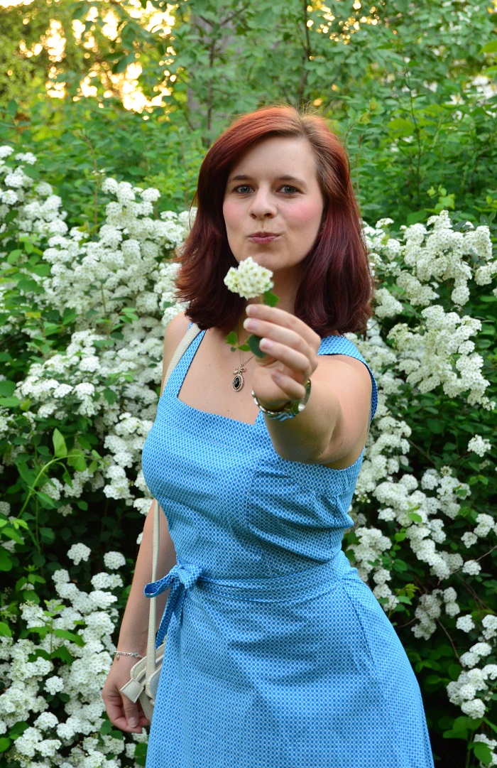 Outfit_Blumenmädchen_Blumenkind_süßes Kleid_Whos that girl_Bench_Bench Tasche_süßes Kleid_Kleid von Whos that girl_Outfitpost_Annanikabu_1