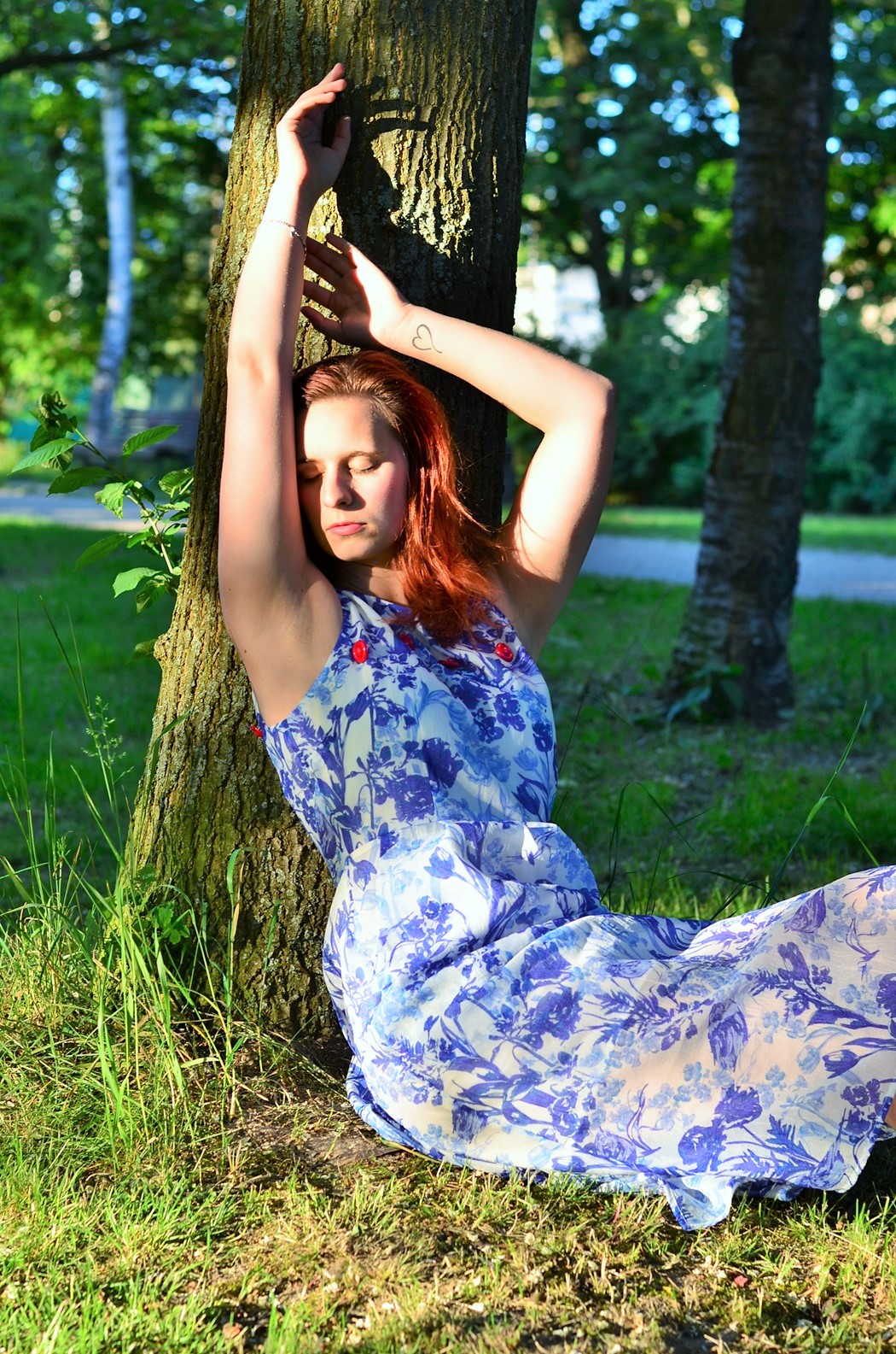Alice's Pig-Kleid-Maxikleid_Alices Pig_Kleid von Alice's Pig-blaues Maxikleid-Gegenlicht Fotografie-Sonnenuntergang-Natur-barfuß-Annanikabu-1 (3)