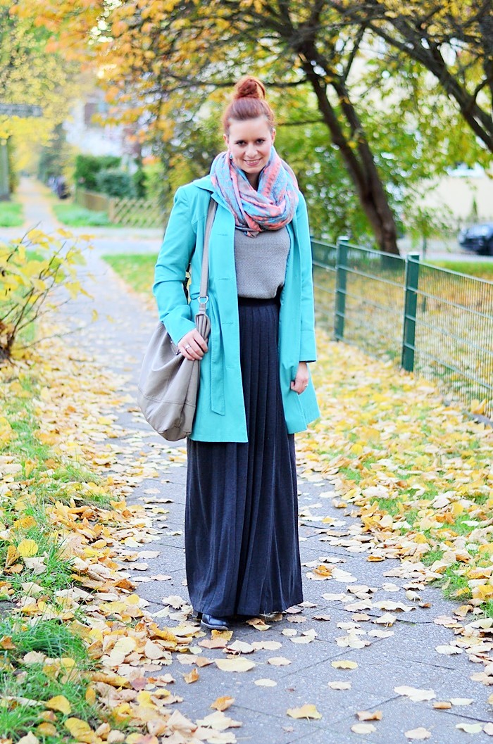 Maxirock_Kashmir Pullover_Frau mit Dutt_rothaarige Frau_rote Haare_Herbstoutfit_Rock im Herbst_Outfit mit Maxirock_1