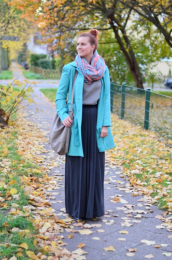 Maxirock_Kashmir Pullover_Frau mit Dutt_rothaarige Frau_rote Haare_Herbstoutfit_Rock im Herbst_Outfit mit Maxirock_4
