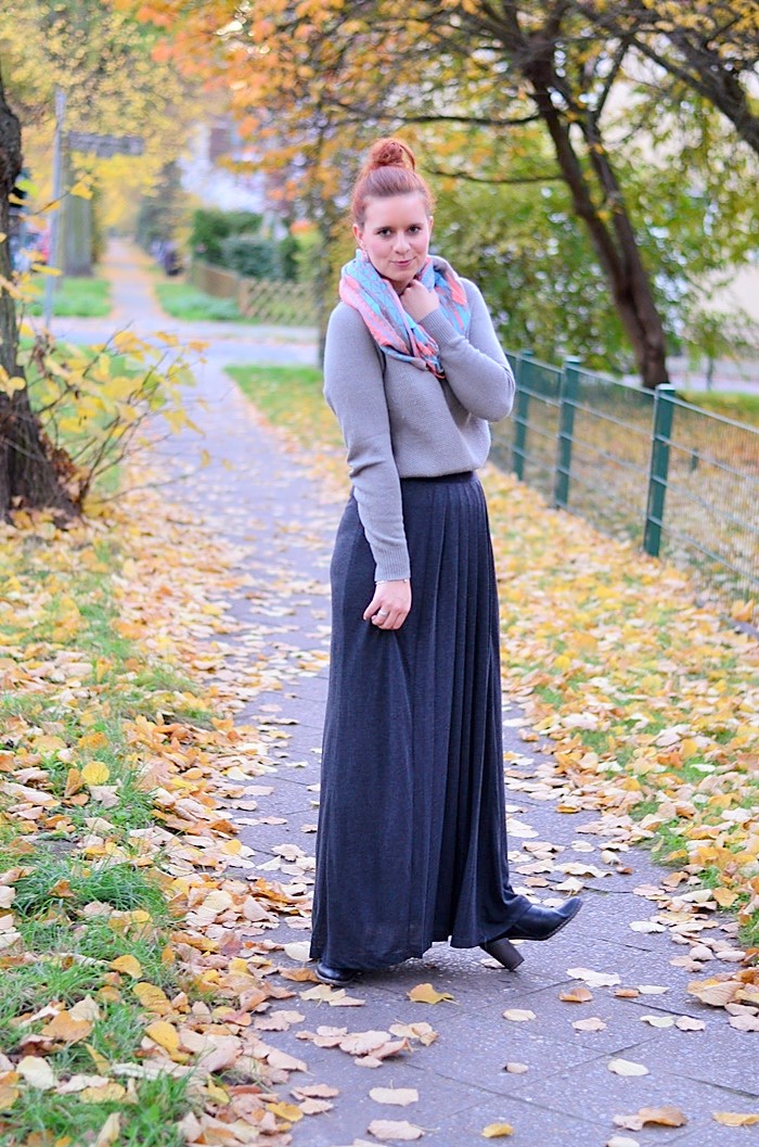 Maxirock_Kashmir Pullover_Frau mit Dutt_rothaarige Frau_rote Haare_Herbstoutfit_Rock im Herbst_Outfit mit Maxirock_5