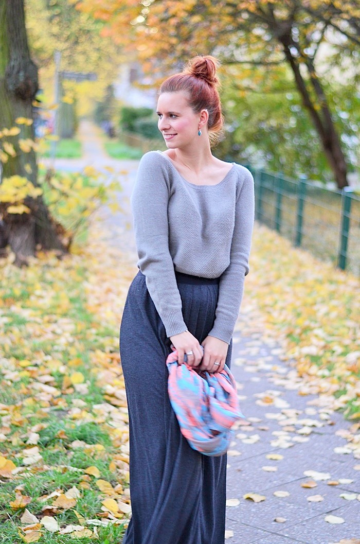 Maxirock_Kashmir Pullover_Frau mit Dutt_rothaarige Frau_rote Haare_Herbstoutfit_Rock im Herbst_Outfit mit Maxirock_6