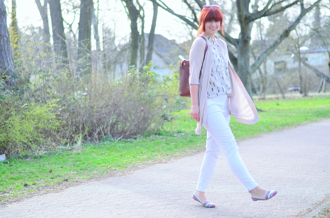 Sommeroutfit_helles Sommeroutfit_ganz in weiß_Rucksack_Pull and Bear_weiße Hose_Sommerhose_weiße Stoffhose_lockeres Sommeroutfit_Annanikabu (1)