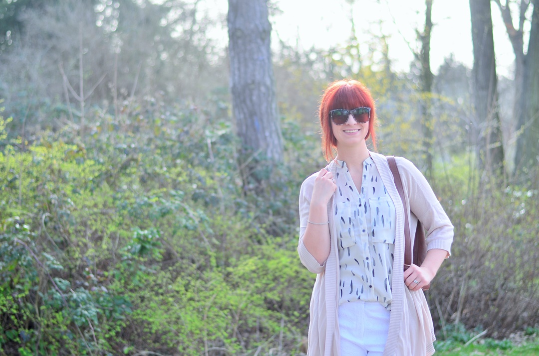 Sommeroutfit_helles Sommeroutfit_ganz in weiß_Rucksack_Pull and Bear_weiße Hose_Sommerhose_weiße Stoffhose_lockeres Sommeroutfit_Annanikabu (2)
