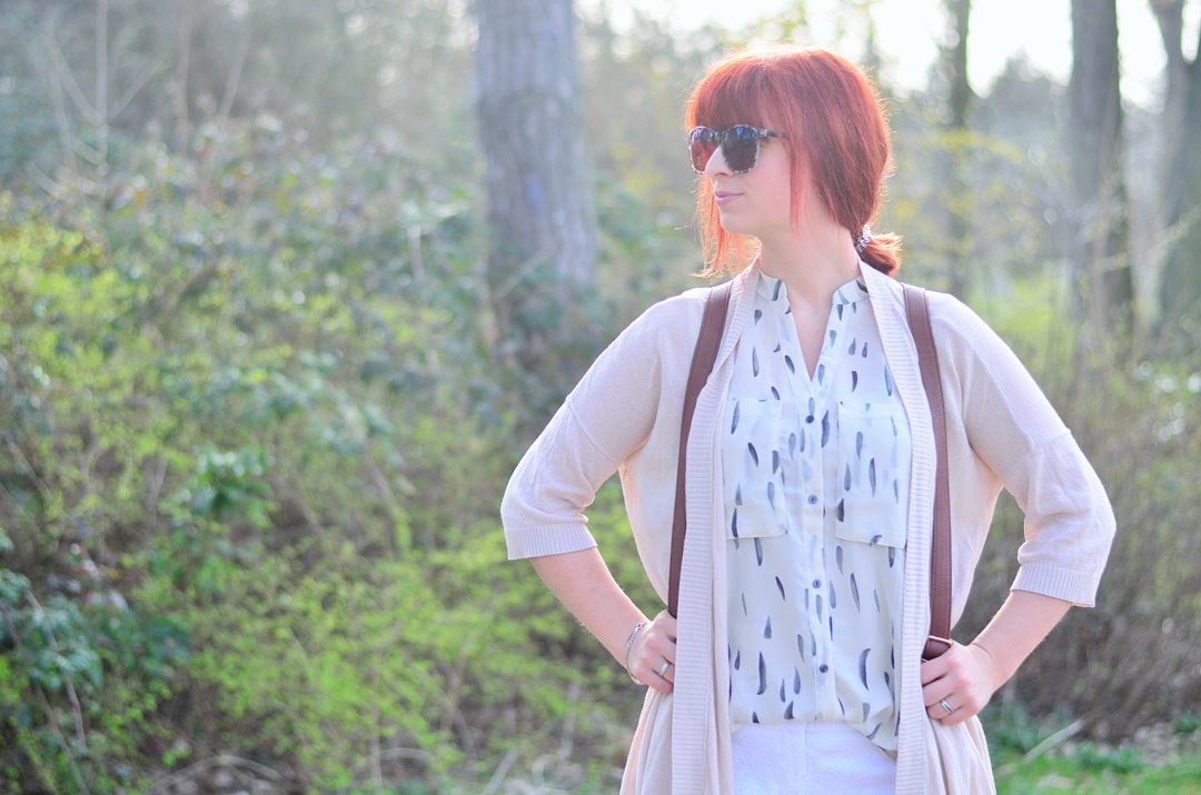 Sommeroutfit_helles Sommeroutfit_ganz in weiß_Rucksack_Pull and Bear_weiße Hose_Sommerhose_weiße Stoffhose_lockeres Sommeroutfit_Annanikabu (3)
