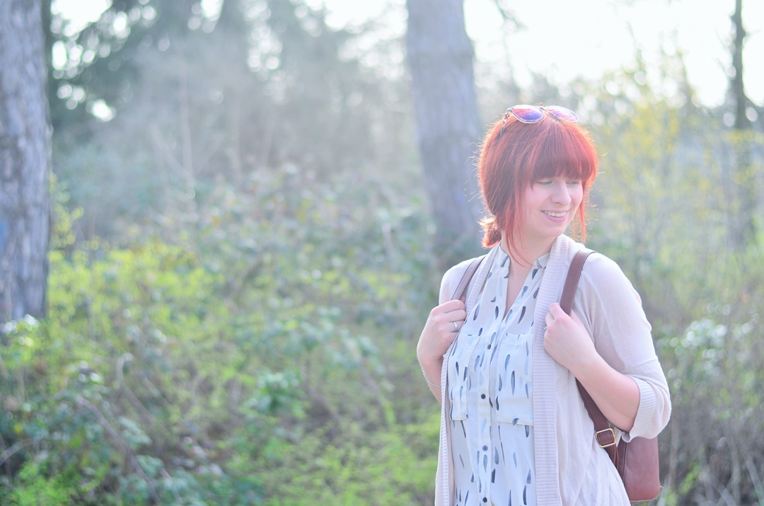 Sommeroutfit_helles Sommeroutfit_ganz in weiß_Rucksack_Pull and Bear_weiße Hose_Sommerhose_weiße Stoffhose_lockeres Sommeroutfit_Annanikabu (4)