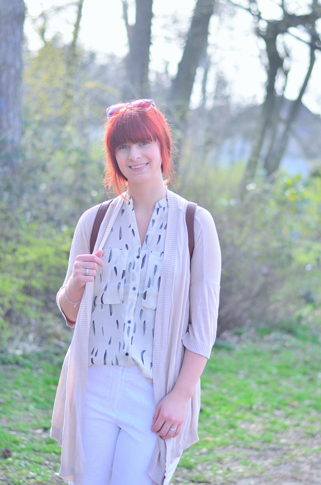 Sommeroutfit_helles Sommeroutfit_ganz in weiß_Rucksack_Pull and Bear_weiße Hose_Sommerhose_weiße Stoffhose_lockeres Sommeroutfit_Annanikabu (6)