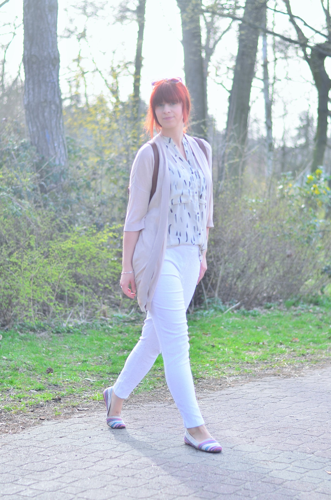 Sommeroutfit_helles Sommeroutfit_ganz in weiß_Rucksack_Pull and Bear_weiße Hose_Sommerhose_weiße Stoffhose_lockeres Sommeroutfit_Annanikabu (7)