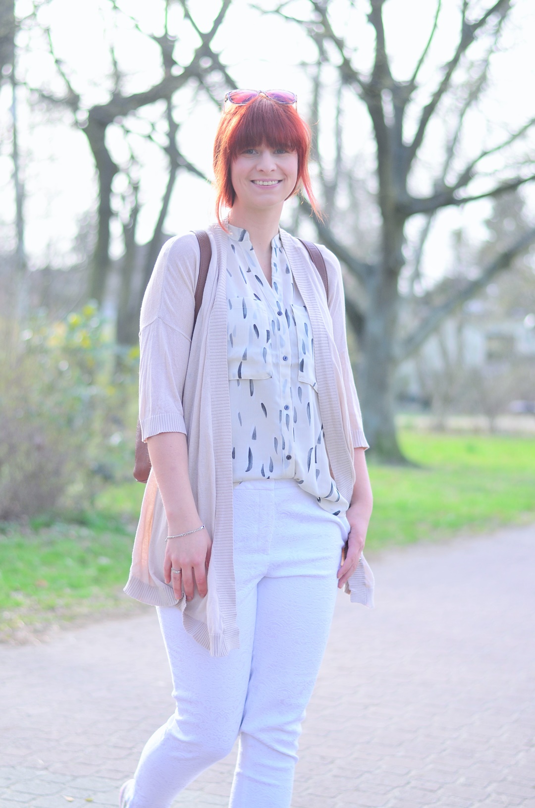 Sommeroutfit_helles Sommeroutfit_ganz in weiß_Rucksack_Pull and Bear_weiße Hose_Sommerhose_weiße Stoffhose_lockeres Sommeroutfit_Annanikabu (8)