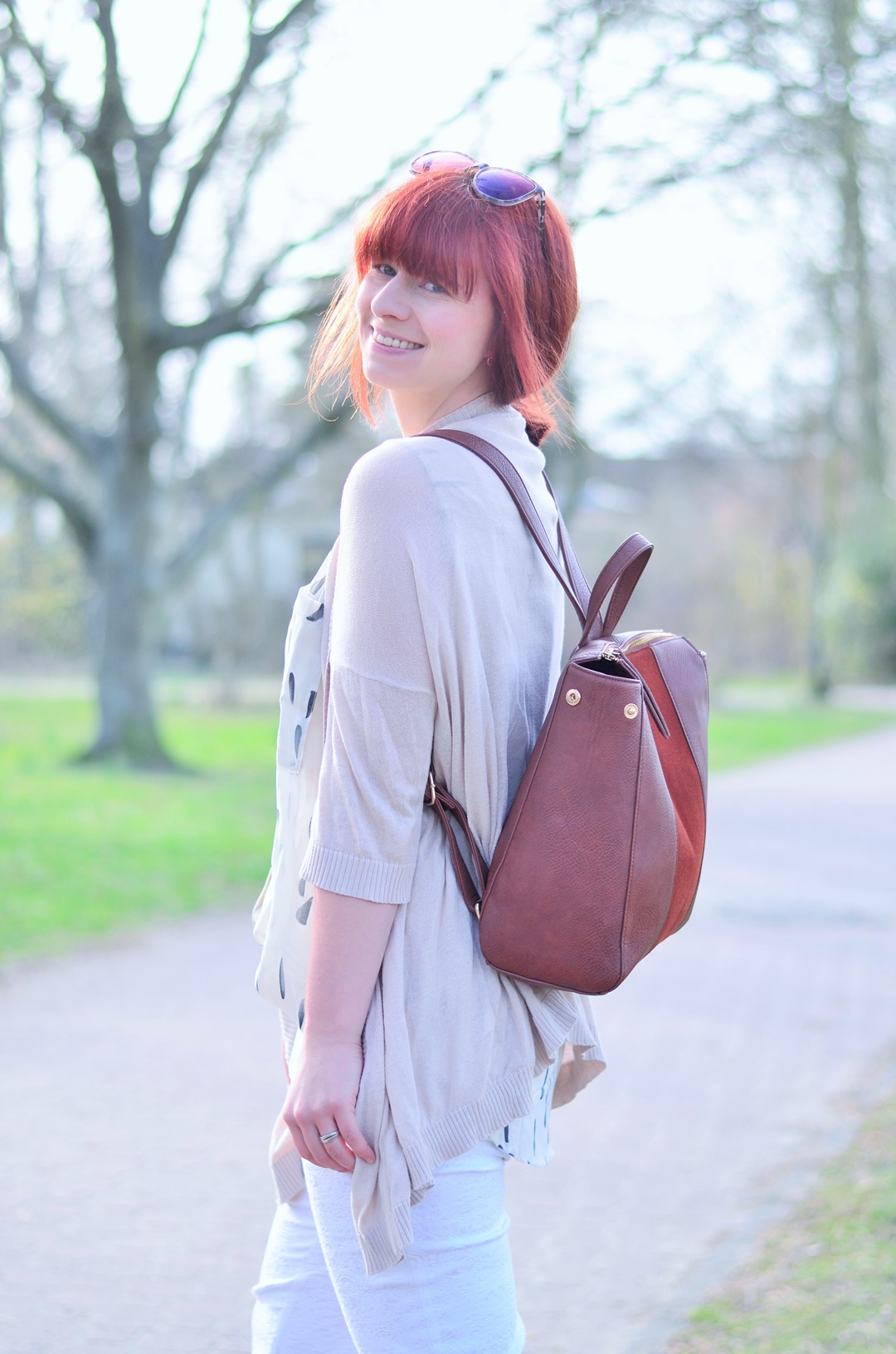 Sommeroutfit_helles Sommeroutfit_ganz in weiß_Rucksack_Pull and Bear_weiße Hose_Sommerhose_weiße Stoffhose_lockeres Sommeroutfit_Annanikabu (9)