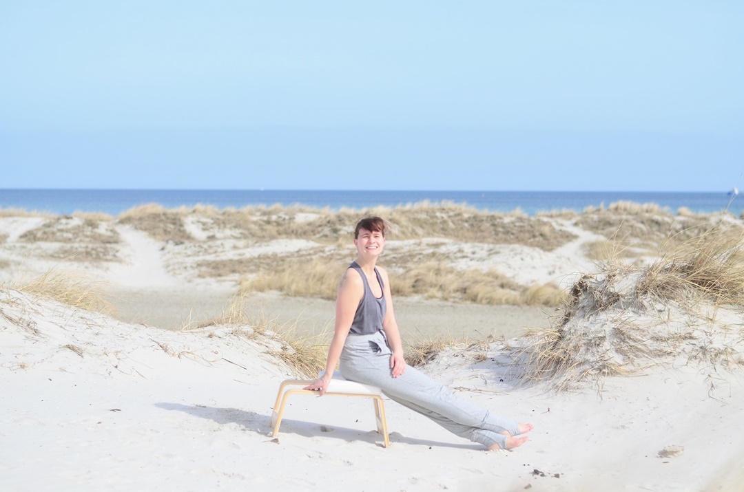 Feedup_Feedup Trainer_Handstand_Schulterstand_Sport am Meer_Ostsee_Sport am Strand_Annanikabu_Yoga_Yoga am Meer_Yoga am Strand_Fitnessblog (4)
