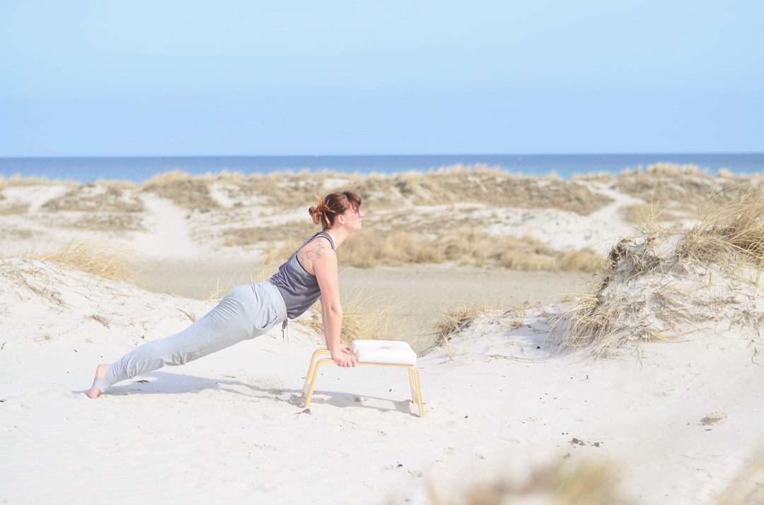 Feedup_Feedup Trainer_Handstand_Schulterstand_Sport am Meer_Ostsee_Sport am Strand_Annanikabu_Yoga_Yoga am Meer_Yoga am Strand_Fitnessblog (5)