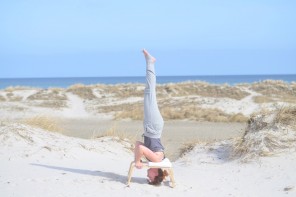 Feedup_Feedup Trainer_Handstand_Schulterstand_Sport am Meer_Ostsee_Sport am Strand_Annanikabu_Yoga_Yoga am Meer_Yoga am Strand_Fitnessblog (6)