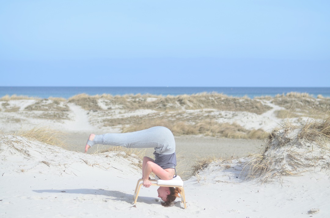Feedup_Feedup Trainer_Handstand_Schulterstand_Sport am Meer_Ostsee_Sport am Strand_Annanikabu_Yoga_Yoga am Meer_Yoga am Strand_Fitnessblog (7)